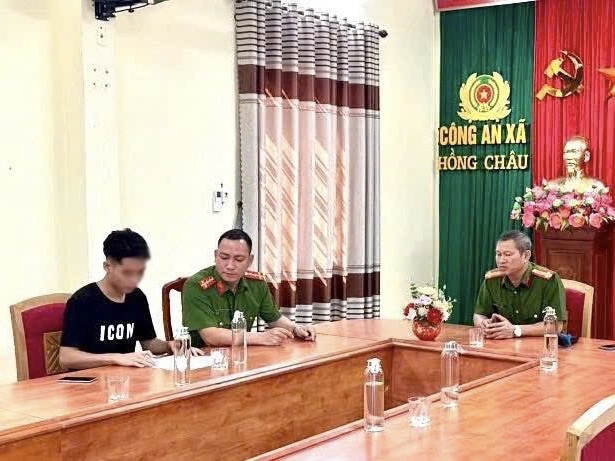 Công an xã Hồng Châu tiếp nhận công dân được đặc xá trở về địa phương